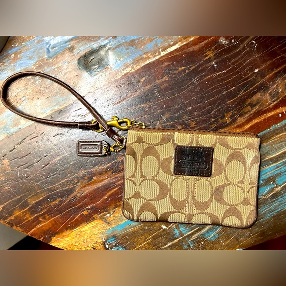 Coach *pre-loved Wristlet - Picture 1 of 7
